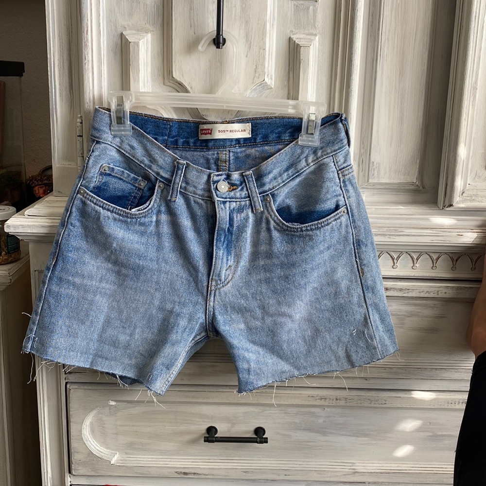 Light Wash LEVI Cut Off Shorts